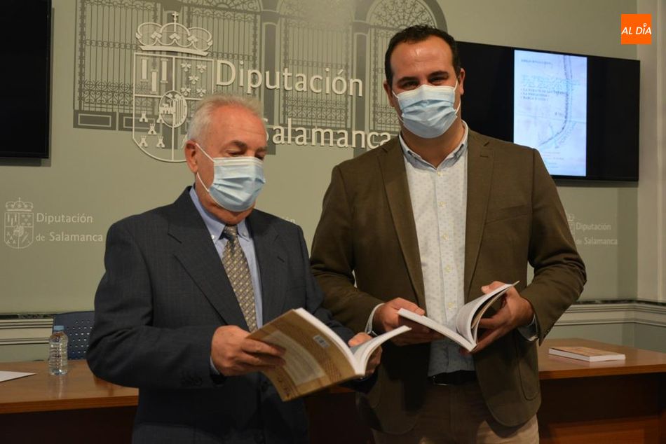 De iz. a der., Emilio Rivas, autor del libro, y David Mingo., diputado provincial de Cultura / FOTOS: VANESA MARTINS