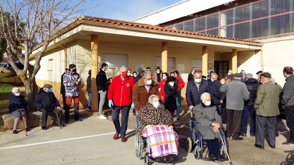 Foto 5 - El PSOE denuncia el trato como ?ganado? de la Junta a los ancianos en la caótica vacunación en Tamames