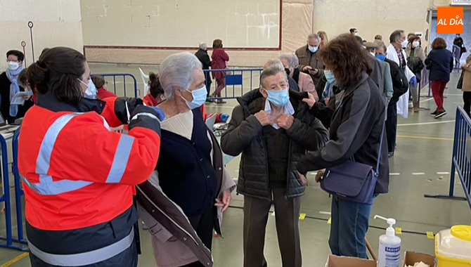 Los vecinos mayores de 85 años de las zonas de Villoria, Cantalapiedra y Peñaranda recibían este jueves la tercera dosis Covid y la vacuna de la gripe