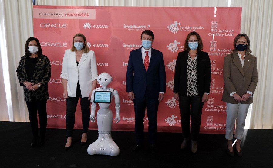 El presidente de la Junta ha apostado por poner la domotización y la robótica al servicio de las personas más vulnerables