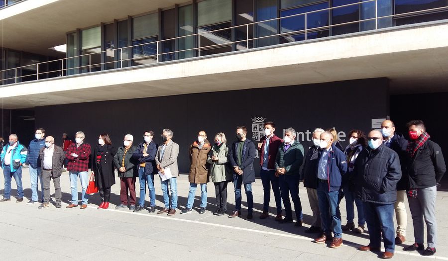Concentración de cargos públicos y orgánicos del PSOE de Salamanca a la puerta de la delegación territorial de la Junta