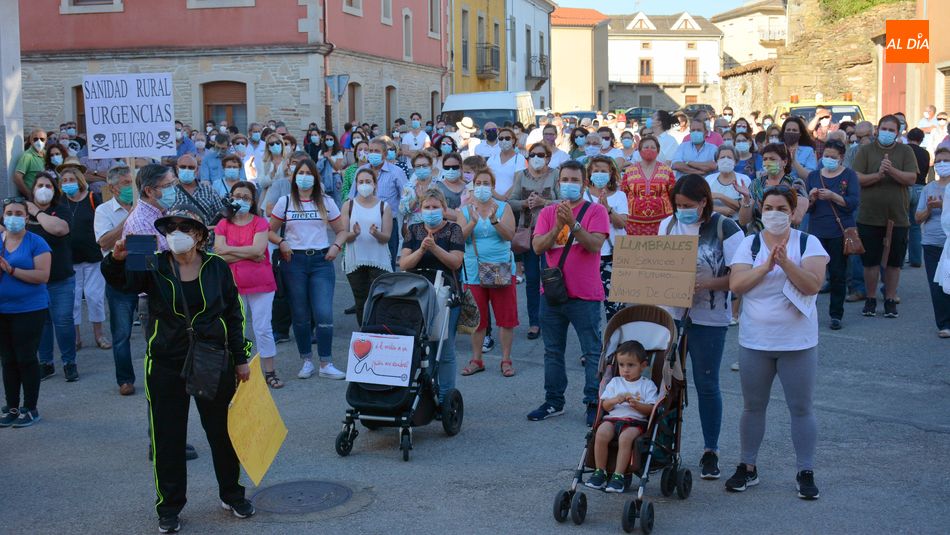 Foto 2 - Concentración en Lumbrales en protesta del desplazamiento de los Mayores para recibir las vacunas en Vitigudino