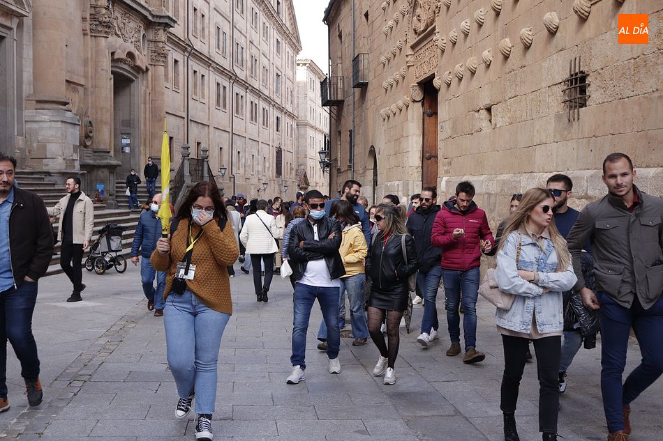 Viandantes en el centro de Salamanca, en la calle Compañía. Foto de archivo
