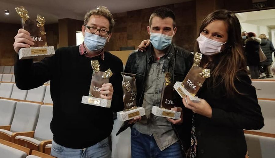 Integrantes de La Lengua Teatro con sus premios del Certamen de Teatro Aficionado de Castilla y León (FETACYL)