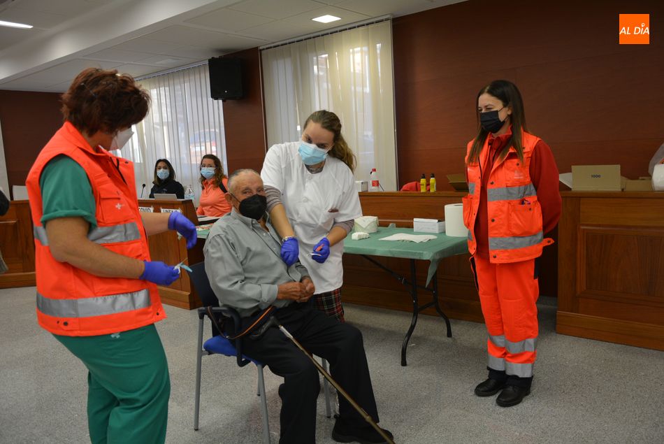 Vacunación de la tercera dosis del coronavirus y de la gripe en el Ayuntamiento de Villares de la Reina. Foto de Vanesa Martins