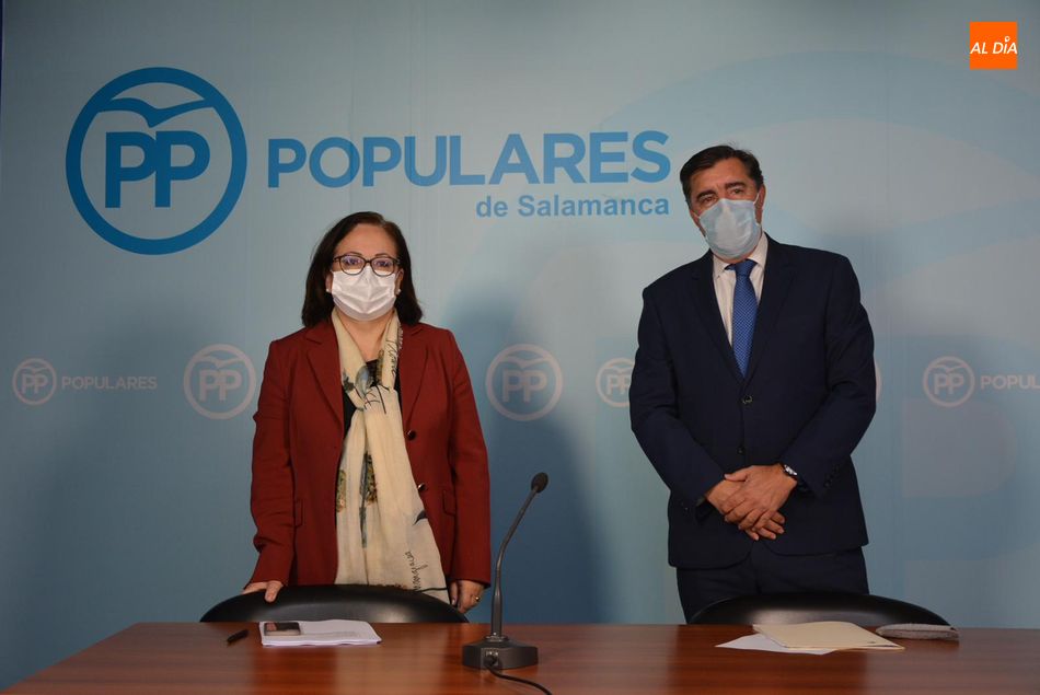 	María Jesus Moro y José Antonio Bermúdez de Castro, diputados PP por Salamanca, en la sede popular de la capital charra. Foto de Vanesa Martins