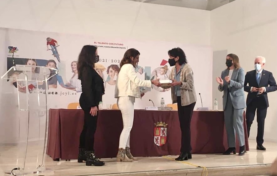 Las profesoras Carmen García y Mónica Velasco recogian el premio a la Mejor Experiencia Didáctica de la Fundación Miguel Delibes