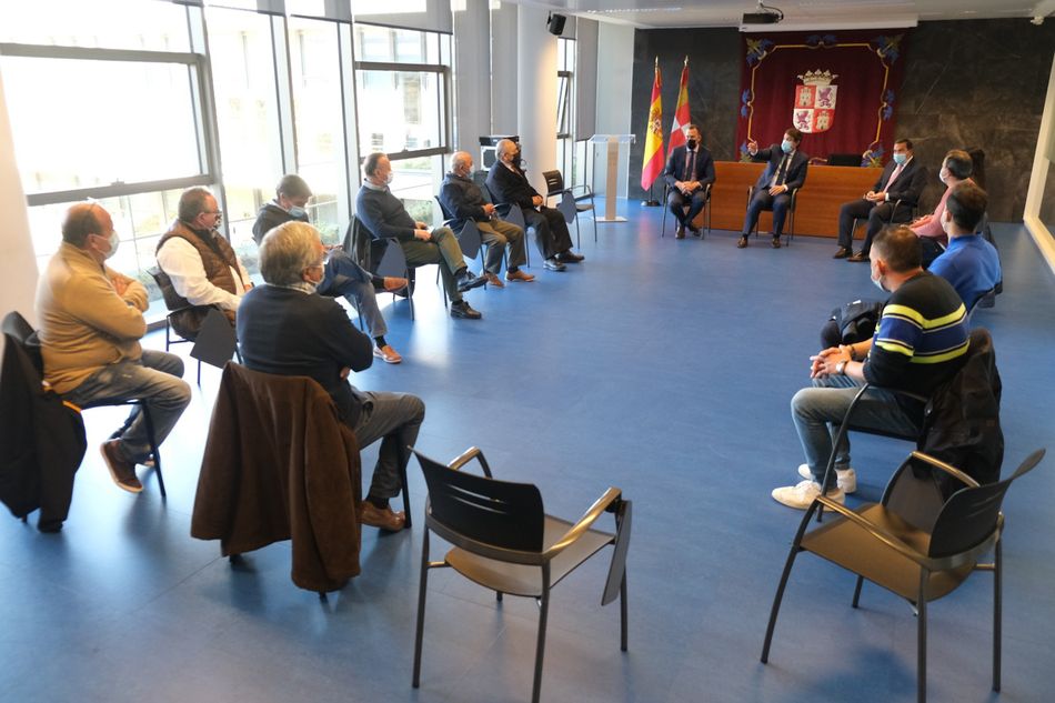 Reunión de Alfonso Fernández Mañueco, presidente de Castilla y León, con los alcaldes de la Zona Básica de Salud de Calzada de Valdunciel