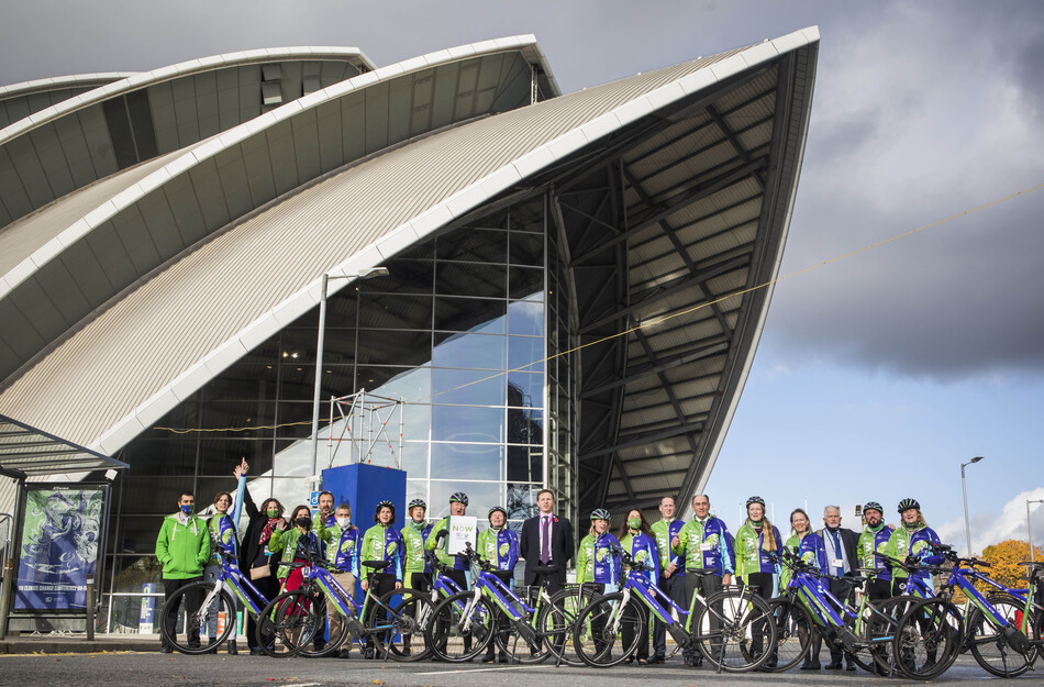 Ignacio Galán ha recibido esta mañana en Glasgow al equipo ciclista y le ha animado a seguir combatiendo el cambio climático