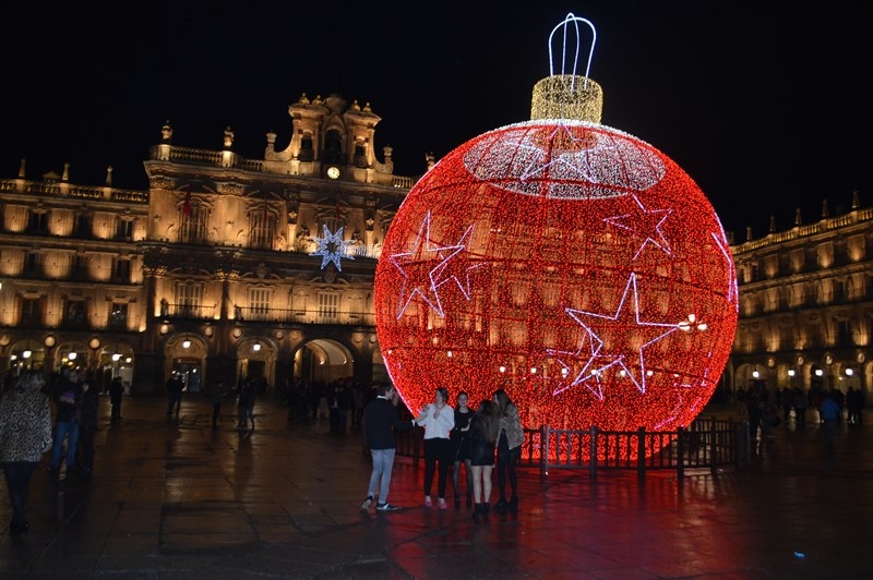 Una bola gigante de Navidad, similar a la instalada en Salamanca o Segovia, decorará la Navidad en Peñaranda. Archivo
