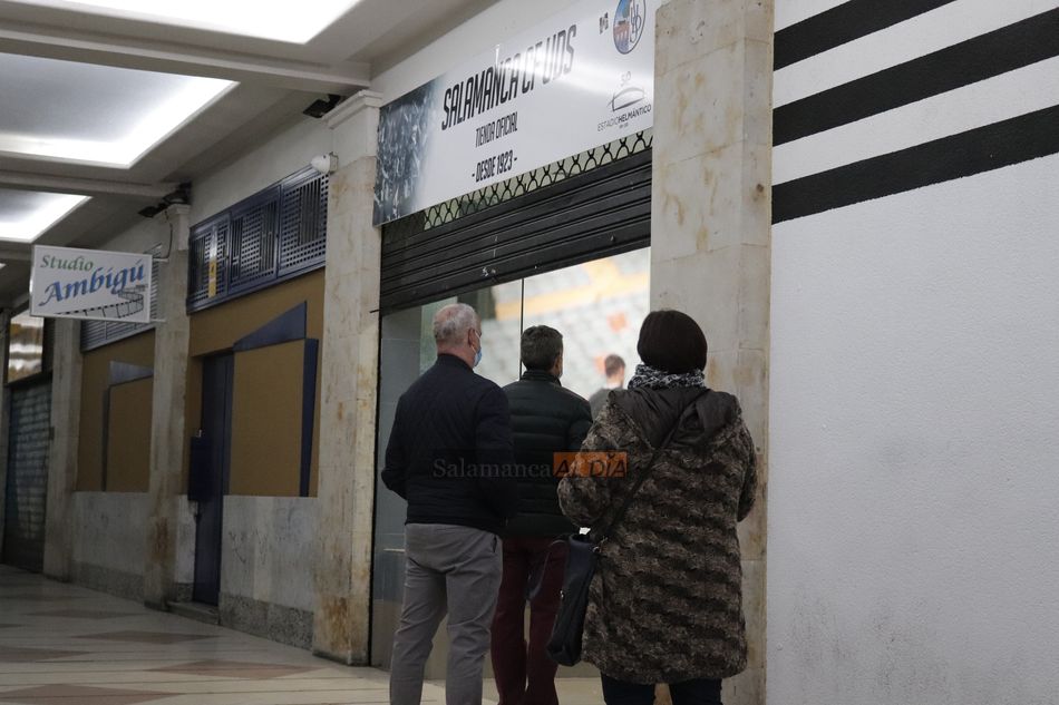 Foto 4 - Los primeros aficionados del Salamanca UDS se pasan por la Boutique a retirar los abonos de regalo
