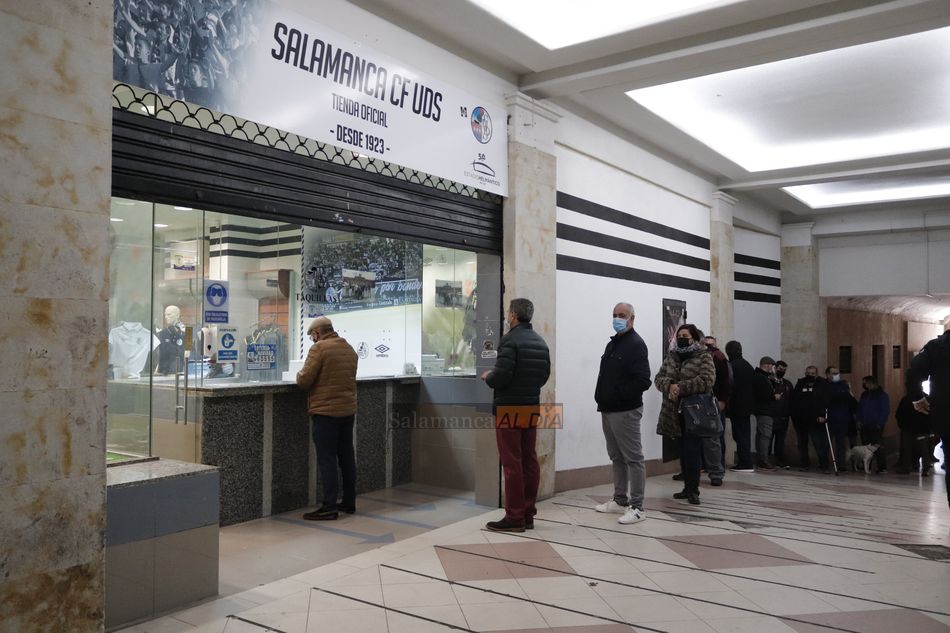 Foto 3 - Los primeros aficionados del Salamanca UDS se pasan por la Boutique a retirar los abonos de regalo