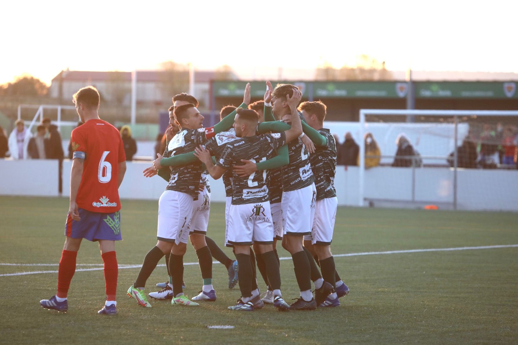 Jugadores del Guijuelo se felicitan tras lograr el segundo gol del partido / Twitter Guijuelo CF