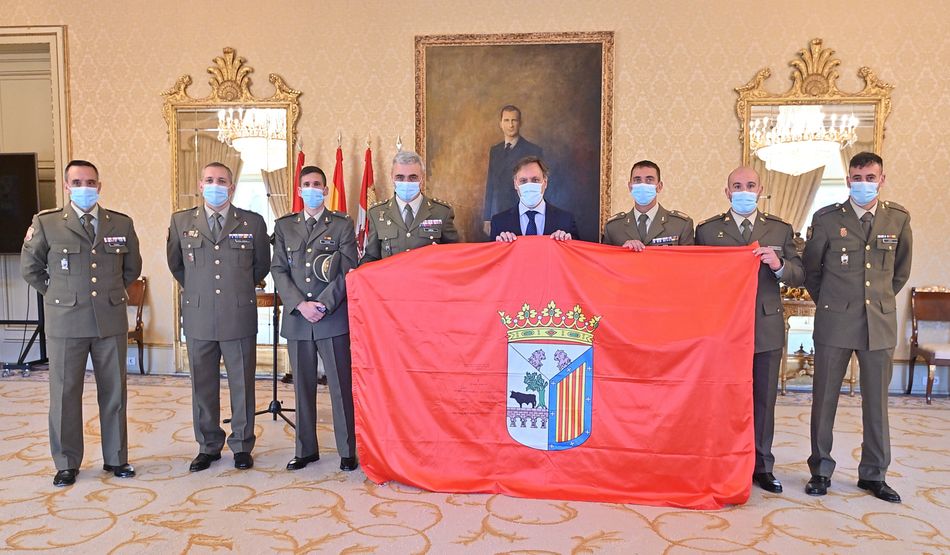 El alcalde de la ciudad, Carlos García Carbayo, junto a los miembros del Regimiento de Especialidades de Ingenieros (REI) Número 11