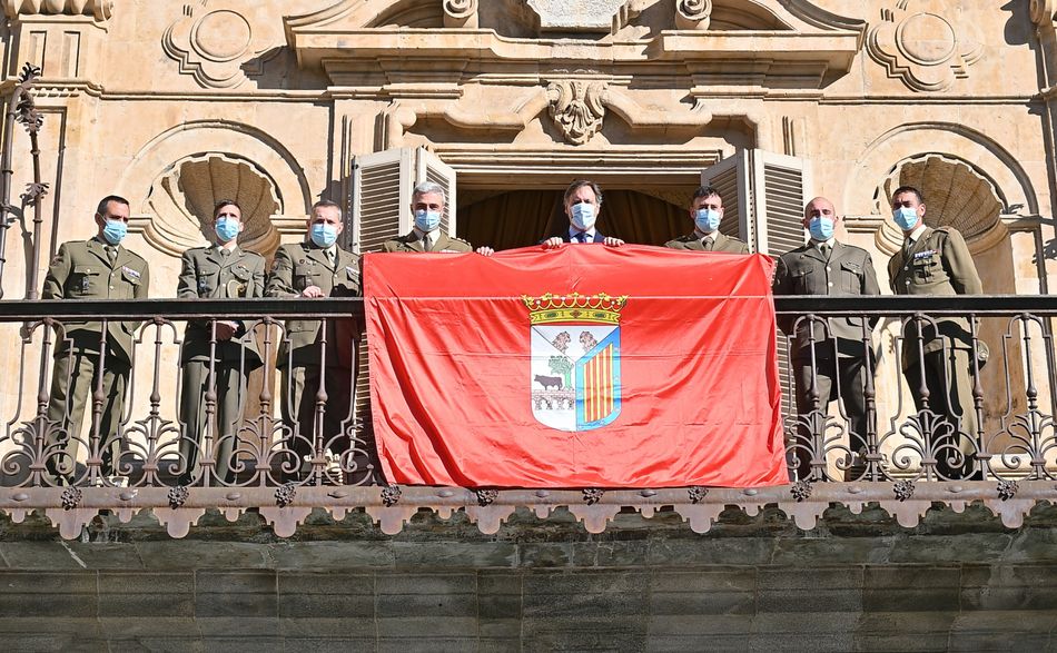 Foto 6 - Entrega al Ayuntamiento de la  bandera de Salamanca utilizada en la misión del REI 11 en la Antártida