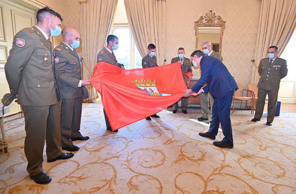 Foto 3 - Entrega al Ayuntamiento de la  bandera de Salamanca utilizada en la misión del REI 11 en la Antártida