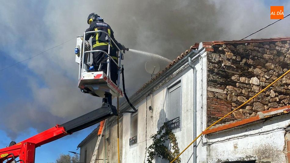  Intoxicada una mujer en el incendio de una vivienda en La Fregeneda