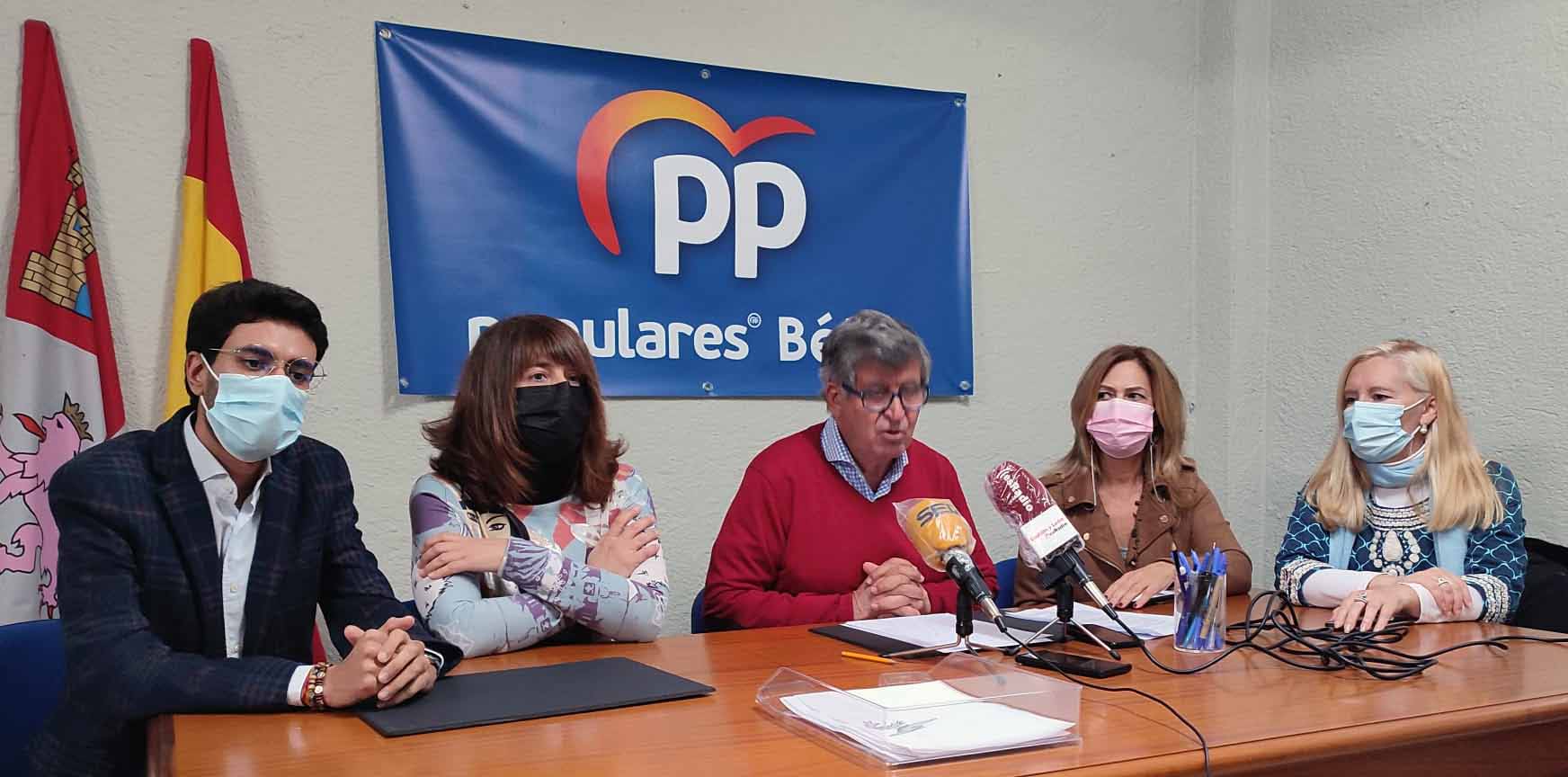 Riñones (en el centro) durante la rueda de prensa de esta tarde | Foto: David Sánchez