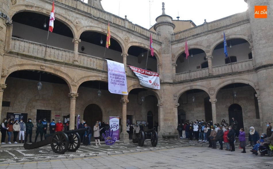 Ciudad Rodrigo da lectura al manifiesto de la FEMP con motivo del 25N
