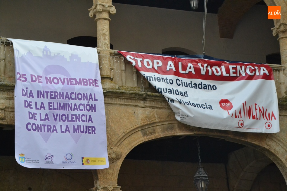 Foto 6 - Ciudad Rodrigo da lectura al manifiesto de la FEMP con motivo del 25N