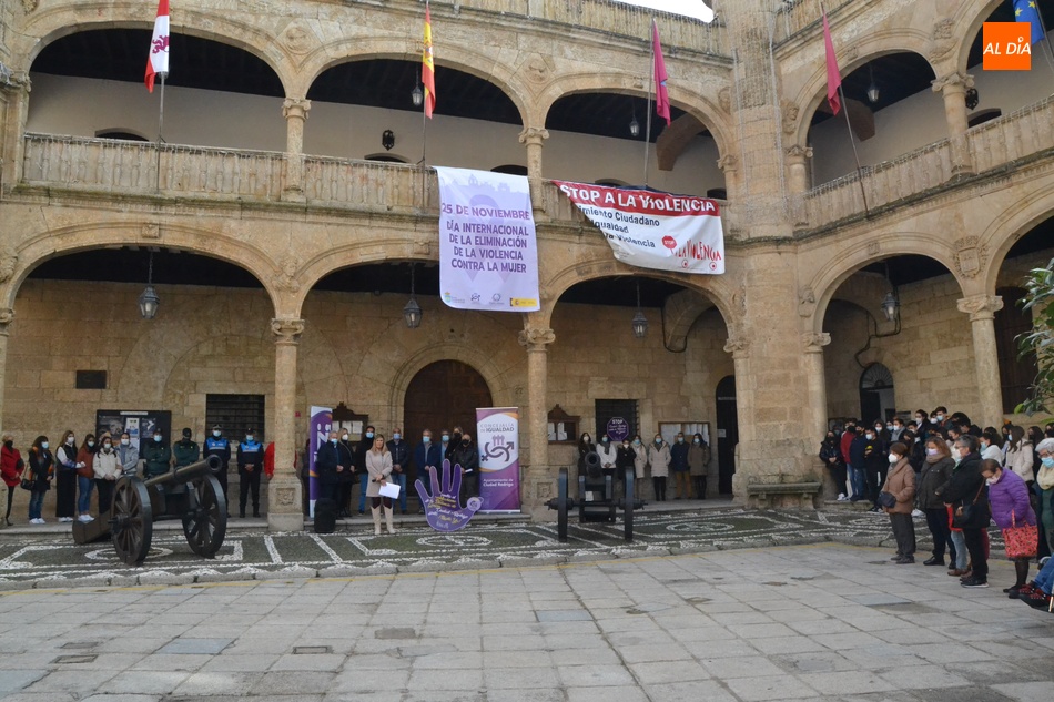 Foto 3 - Ciudad Rodrigo da lectura al manifiesto de la FEMP con motivo del 25N