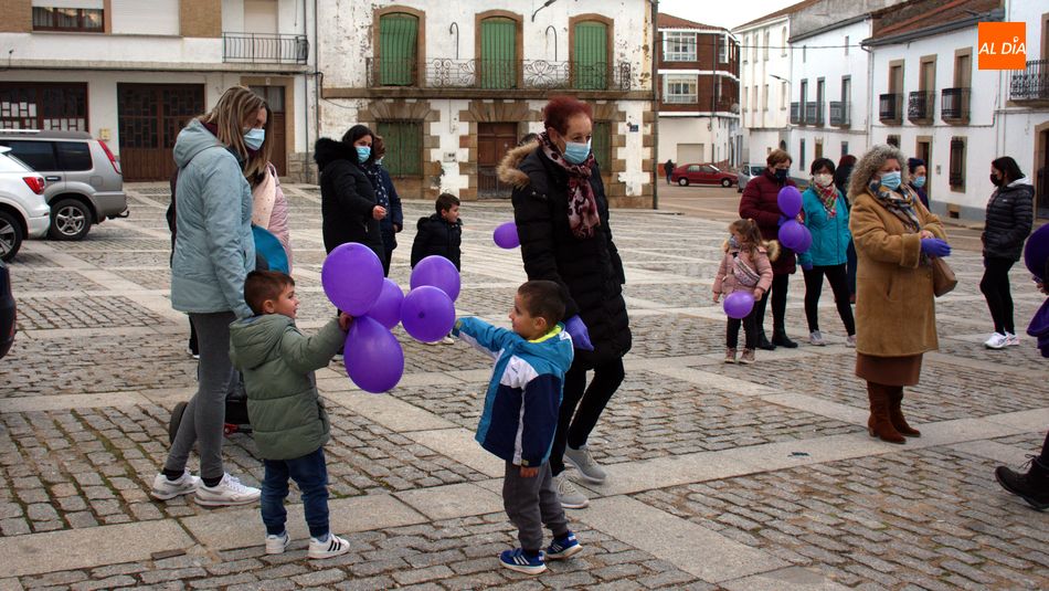 Foto 6 - Condena a la violencia de género en la convocatoria del Ayuntamiento de Lumbrales