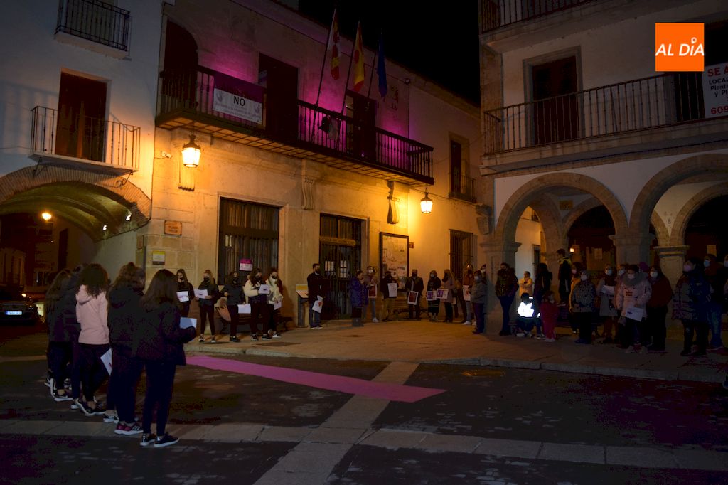 Fachada del Ayuntamiento de Alba de Tormes iluminada durante la lectura del manifiesto / Pedro Zaballos