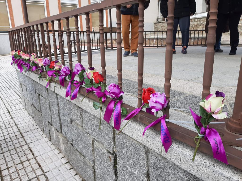 Foto 2 - Galinduste condena la violencia de género colocando una rosa por cada mujer asesinada este año