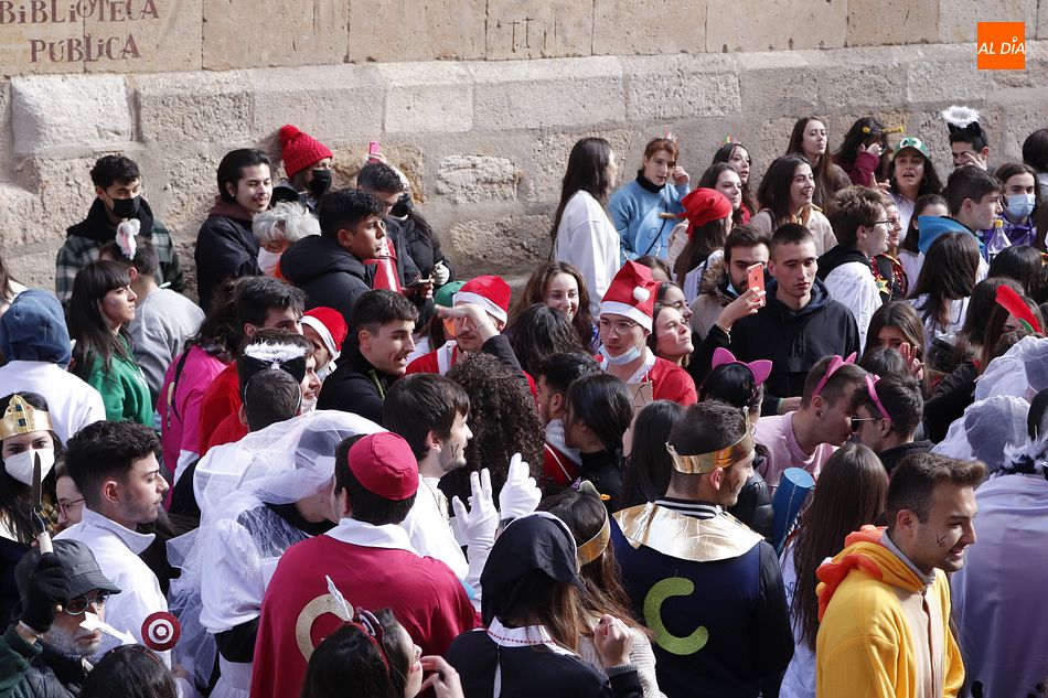 Foto 2 - Cánticos, música y desfile, la fiesta de Farmacia toma el centro de Salamanca