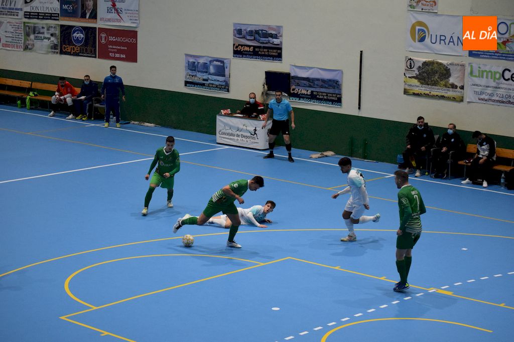 Foto 5 - Brais priva al Piensos Durán Albense de derrotar al líder Santiago Futsal (1-1)