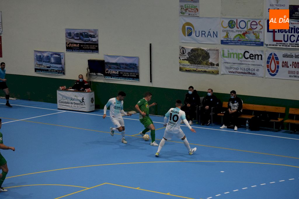 Foto 3 - Brais priva al Piensos Durán Albense de derrotar al líder Santiago Futsal (1-1)