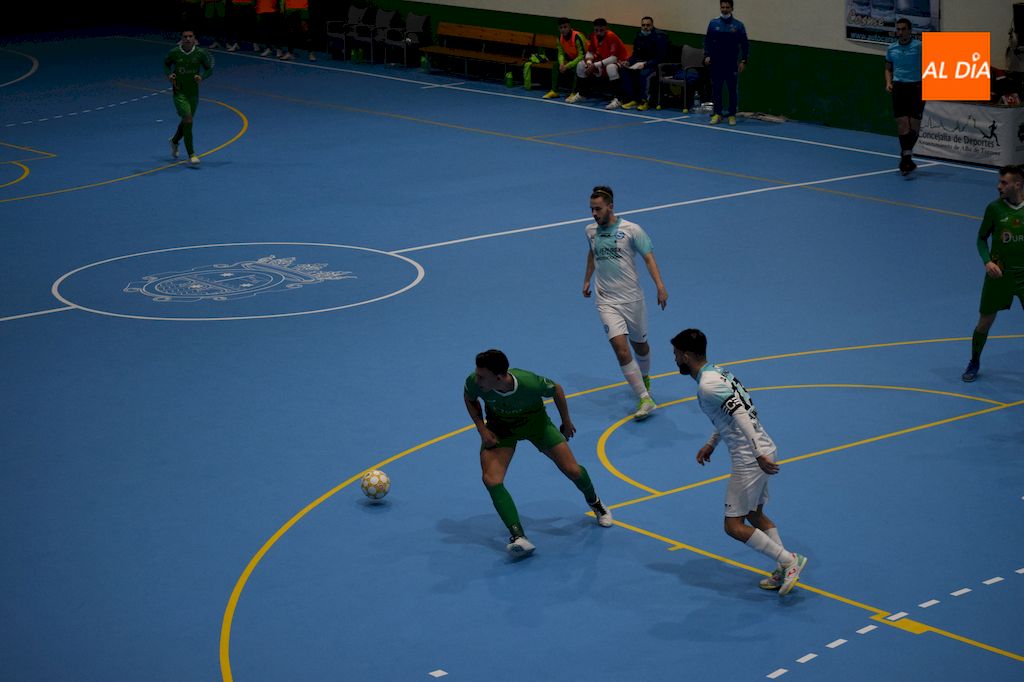 Foto 2 - Brais priva al Piensos Durán Albense de derrotar al líder Santiago Futsal (1-1)