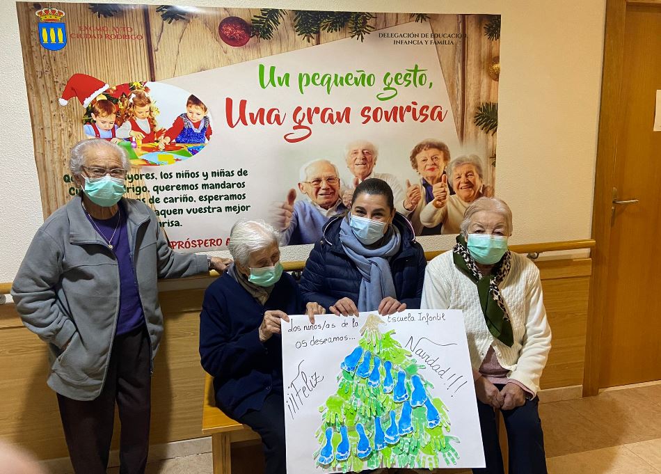 La Escuela Infantil felicita la Navidad a los mayores de la Residencia Caracillo