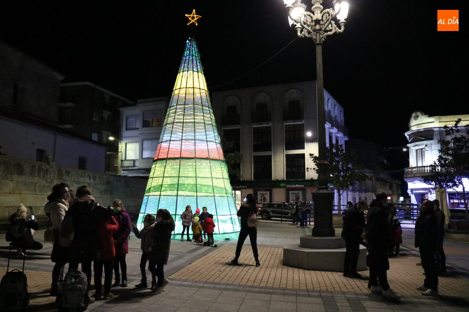 Foto 3 - Vitigudino se viste de Navidad con el encendido del árbol y la iluminación navideña