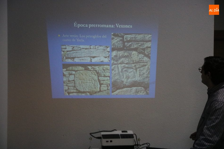 Foto 2 - Carlos Javier Salgado ofrece en La Zarza de Pumareda una interesante charla sobre la historia del oeste salmantino
