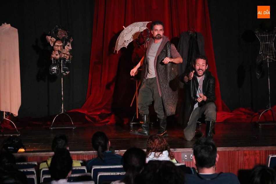 Foto 5 - Teatro Poniente interpreta y divierte al público de Villarino con ?La loca historia de la Literatura?