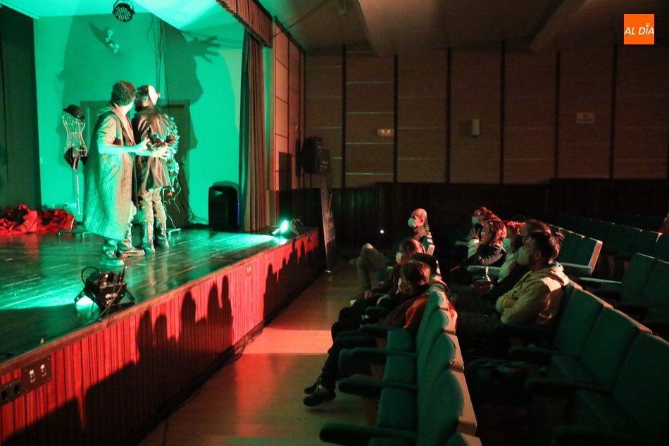 Foto 3 - Teatro Poniente interpreta y divierte al público de Villarino con ?La loca historia de la Literatura?