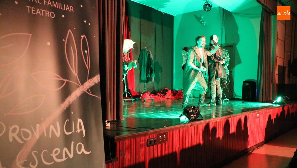 Foto 2 - Teatro Poniente interpreta y divierte al público de Villarino con ?La loca historia de la Literatura?