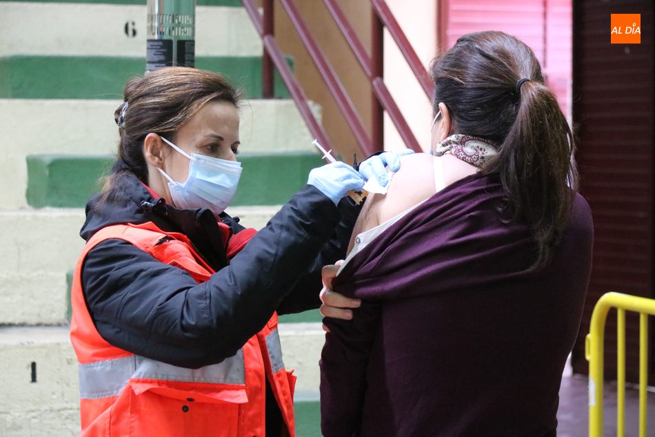 Foto 5 - Jornada tranquila de vacunación de refuerzo en Vitigudino para los vacunados con Janssen