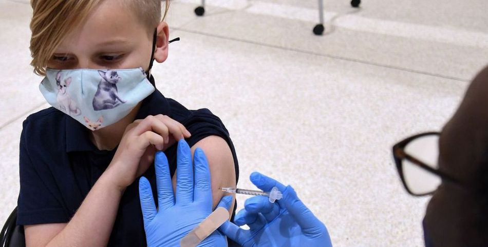 Un niño recibe la vacuna de Pfizer en Estados Unidos. | Foto EP