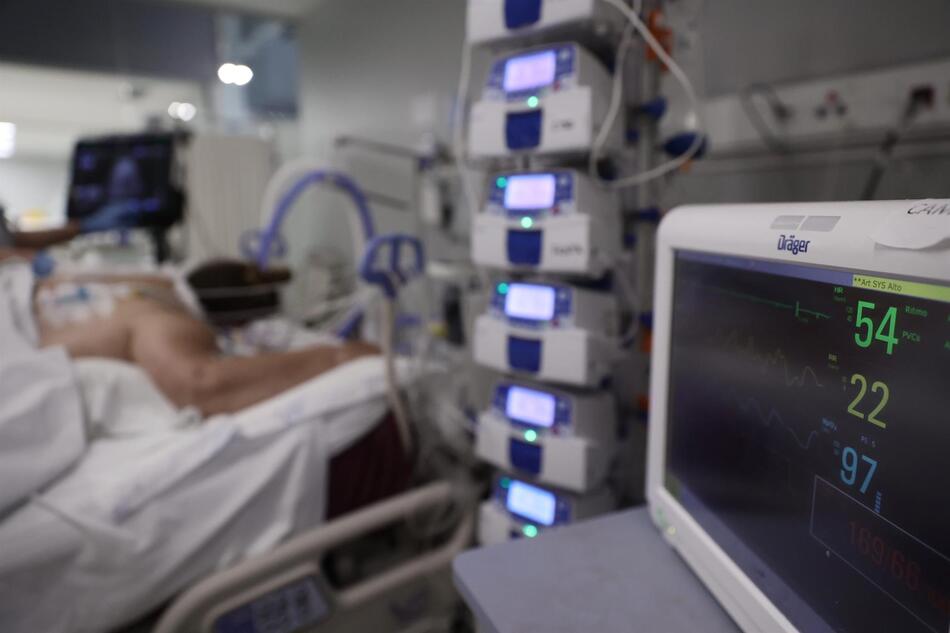 Constantes vitales en una pantalla de una paciente ingresada en la UCI. Foto: EP