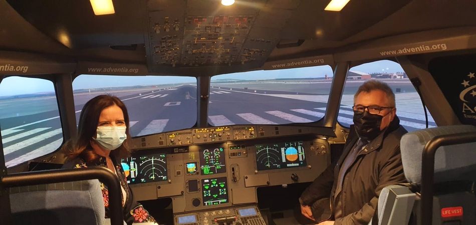 La consejera Ana Carlota Amigo, junto al presidente de Adventia, Agustín Lorenzo, ha llevado a cabo un vuelo de prueba entre los aeropuertos de Salamanca-Matacán y Bruselas