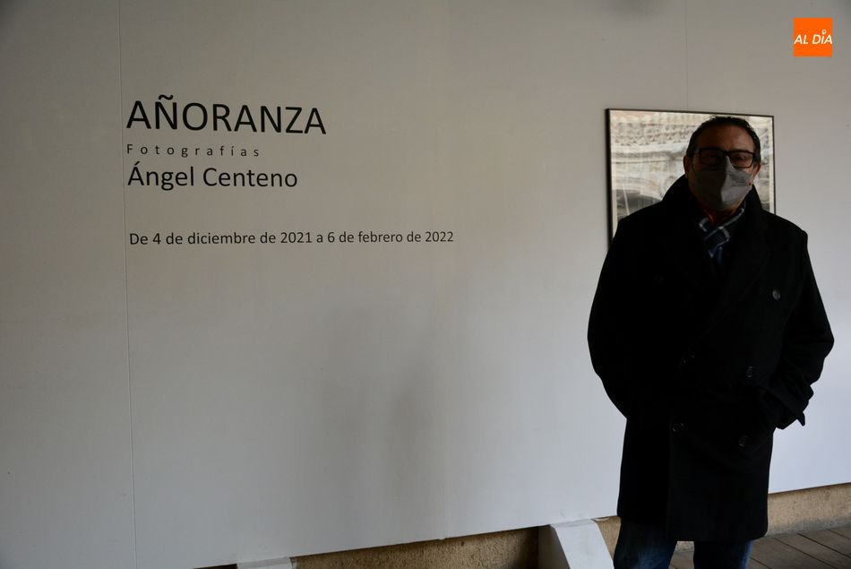 El fotógrafo Ángel Centeno en la inauguración de esta muestra, en la Casa de las Conchas. Foto de Vanesa Martins