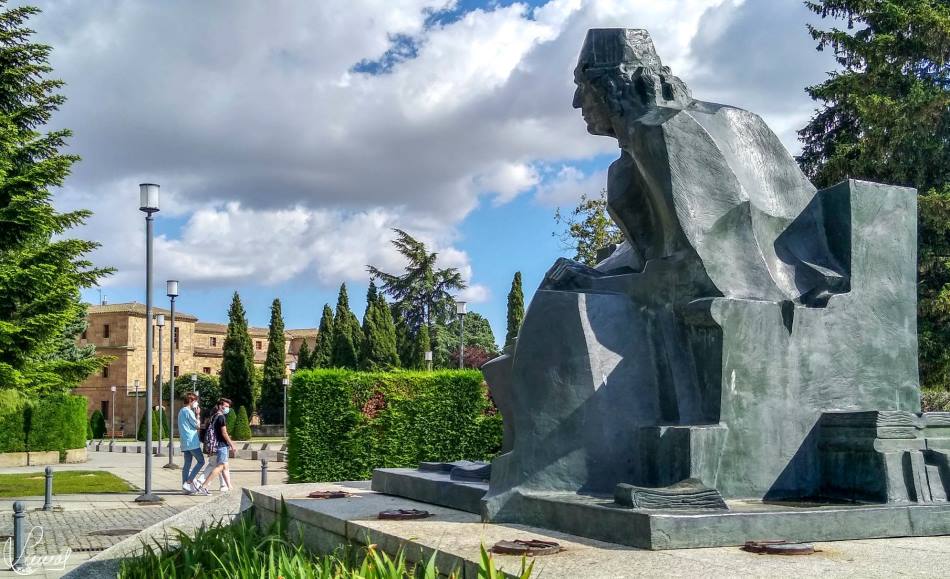 Estatua de Elio Antonio de Nebrija, obra de Pablo Serrano, en el la calle Balmes, junto a a la plaza de los Caídos. Foto de Manuel Lamas