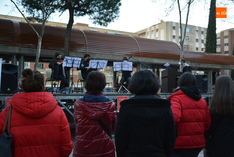 Foto 3 - Música de cuerda para ambientar de Navidad plaza Barcelona