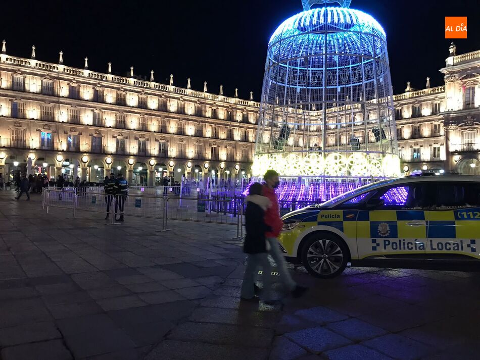 Presencial policial desde esta tarde en la Plaza Mayor para evitar aglomeraciones y proteger la campana navideña. Foto: Guillermo García