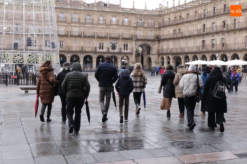 Gente paseando por el centro de la ciudad. Foto de archivo