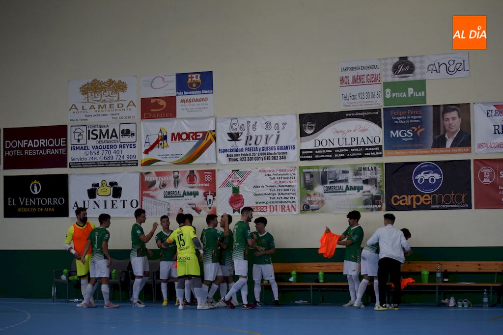 Jugadores del Piensos Durán Albense se animan antes de un partido / Pedro Zaballos