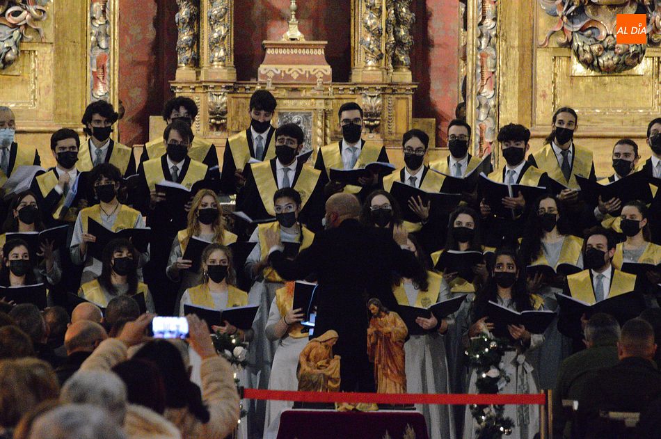 Foto 3 - El Coro Tomás Luis de Victoria endulza la Navidad en Salamanca con su música