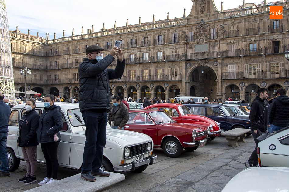 Foto 2 - El Día del Guardia Urbano llena la Plaza Mayor de historia de la automoción